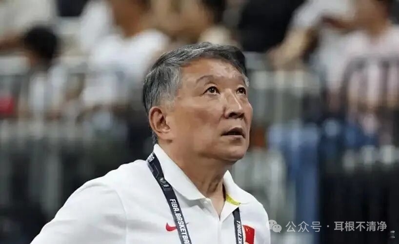 要阻止三大球成绩下滑;应迅速挖掘本土的铁血教练
    中国三大球的教练中，从不缺乏敢于挑战，善于管理球员，又能够整治“刺头”球员，带领大家刻苦训练的教练员。比如当年女排，那还在我们小的时候，有一个叫袁伟民的教练员，带领着女排姑娘们刻苦训练，连续十年称霸世界。他麾下战将如云，比如：郎平 ​