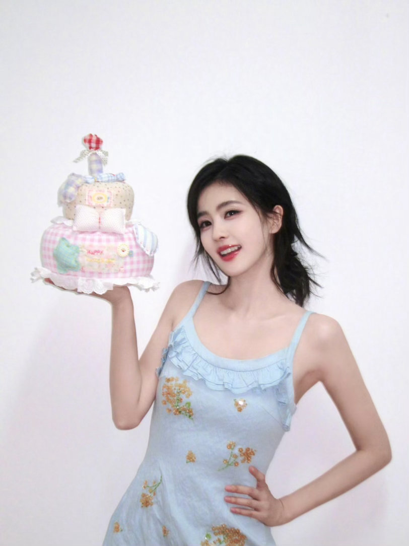 🍍#白鹿0923生日快乐#  🍍#幸福鹿923号#  🍍#白鹿入行以来的心态转变#

我们各自努力沉淀期盼未来能够顶峰相见
𝓦𝓮 𝔀𝓸𝓻𝓴 𝓱𝓪𝓻𝓭 𝓼𝓮𝓹𝓪𝓻𝓪𝓽𝓮𝓵𝔂 𝓪𝓷𝓭 𝓱𝓸𝓹𝓮 𝓽𝓸 𝓶𝓮𝓮𝓽 𝓪𝓽 𝓽𝓱𝓮 𝓹𝓮 ​