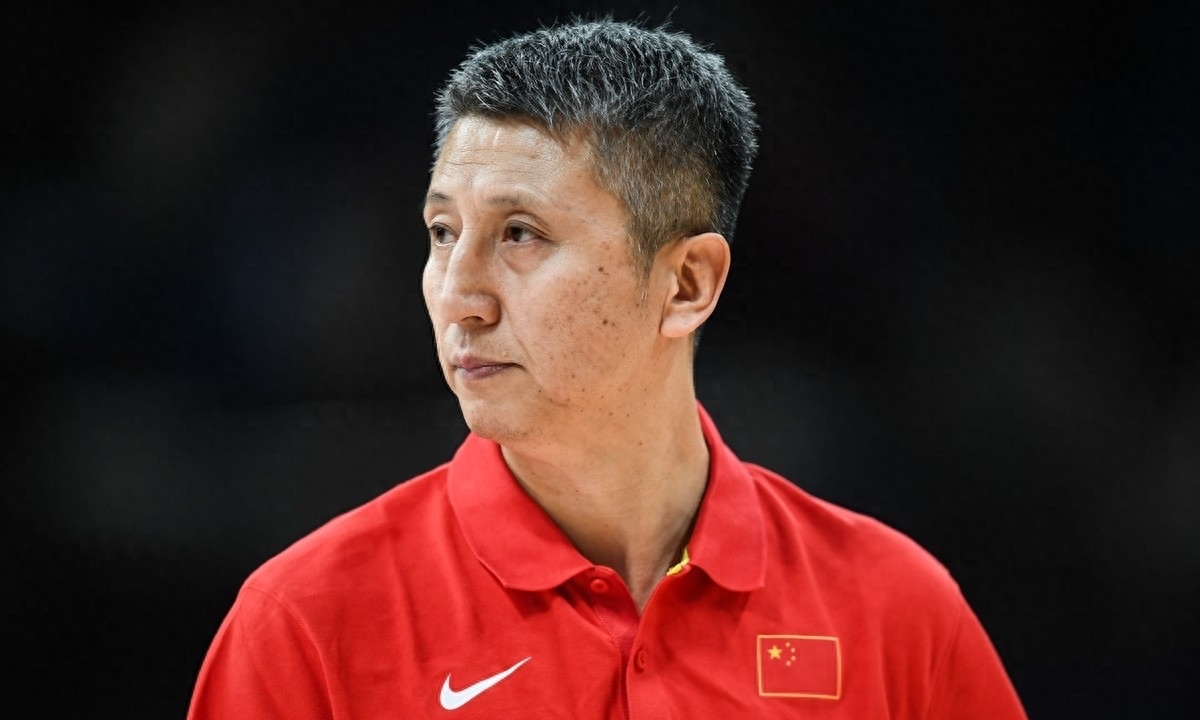 还是输了！
亚运会男篮铜牌争夺战，中国队以70比79不敌伊朗队，最终拿下本届亚运会男篮第四名。
此前输给日本、败给伊朗，就连世预赛也两度负于韩国，输球的路数如出一辙。自身过多的失误被对手断球，或是篮板被对方摘走，对手顺势推起快攻得分，或是外线三分投得火热打穿防线，己方进攻却屡屡受