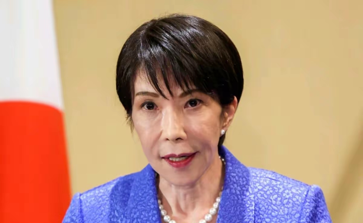 今天上午共同社那条快讯我看完先是愣了一下，高市早苗在参院预算委员会被追问历史观，嘴里真就把村山谈话这四个字接过去了，说历届内阁立场不变，自己的内阁也延续，村山谈话自然包含在内。光看字面，确实像松了口，网上不少人立马刷认错了，可我顺着她几十年的老底子一翻，心里反而凉半截，因为这话听着