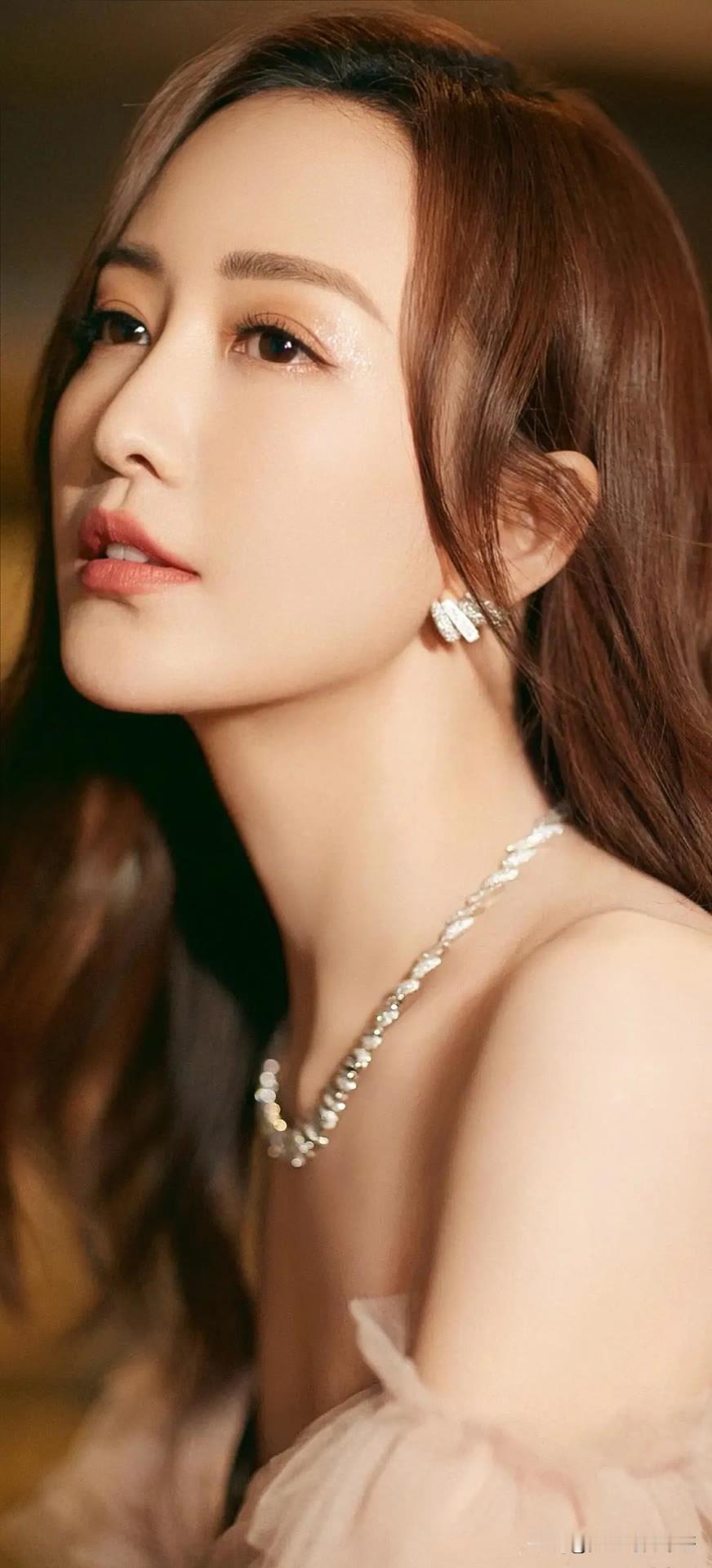 时尚美女，喜欢吗？ . ..