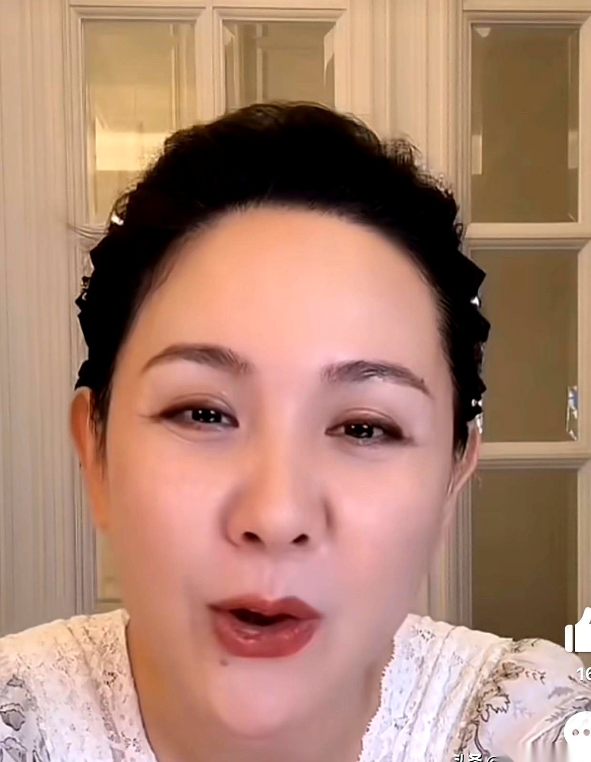 程莉莎在直播间聊起老公郭晓东上《披荆斩棘》的表现时，活脱脱像个刚要到偶像签名的狂热粉。
她对着镜头猛夸，说看完一公舞台，直接被自家老公“惊艳”到了，简直帅得不行。
但凡点开过这期节目的观众，听到这话估计都得揉揉耳朵：郭晓东那堪比中老年广播体操的僵硬舞姿，外加被弹幕狂刷“难听”的歌喉，居然还能和“惊艳
