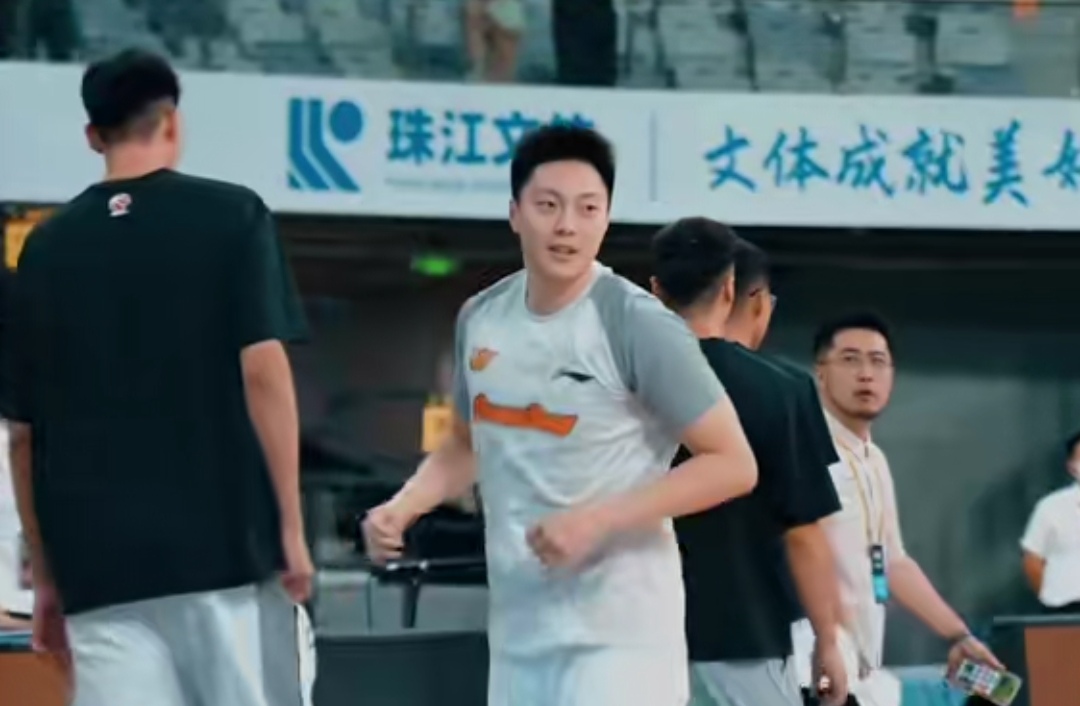 名场面来袭！胡明轩螃蟹步横移防守，换防硬刚徐昕，攻防对抗趣味拉满
广东与广州的德比交锋从来不缺精彩镜头，本场最让人津津乐道的一幕，便是胡明轩主动换防，直面高塔徐昕，拿出经典的螃蟹步防守，用灵活横移，去限制这名身高出众的主力中锋，这一组跨位置对位，引爆赛场热议。
大家熟知的“螃蟹步”，正是胡明轩赖以成