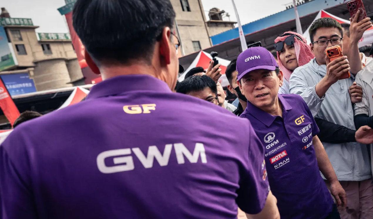以前觉得车企老板离用户很远，后来看到魏建军频繁和车主交流，才发现他更像一个愿意听反馈的老车迷。用户吐槽哪里不好用、哪种场景不方便，能被拿出来讨论，本身就比只讲漂亮话更有诚意。愿意把反馈听进去，再变成看得见的产品变化，这件事本身就很难得。 #魏建军# ​