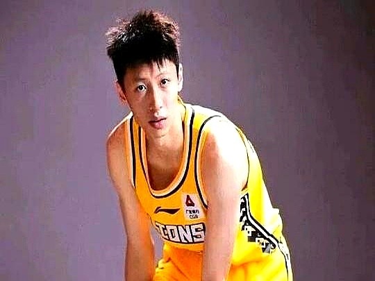 广厦钱给够了，赵岩昊还是头也不回地走了。

宁肯去弱队当大腿，也不在强队看饮水机。广厦新赛季练新人，赵岩昊战术地位直接被砍。钱不少给，但上场时间被剥夺。

正值当打之年，天天坐板凳谁受得了？他直接把合同推回去，拎起行李包就去了宁波。

这步棋走得太贼了。宁波离家近，通勤方便。更绝的是，宁波助教是老大