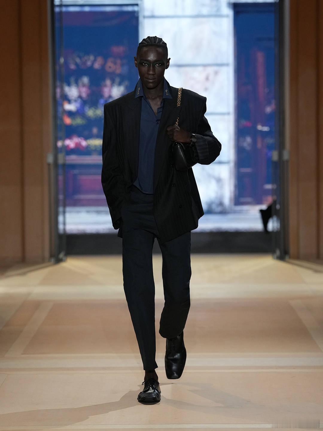 #GucciTheStoreShow#以轻盈材质融入正装，流露自在气息，极具意大利风格的着装态度诠释整体廓形，风格考究而不繁琐，演绎新季质感生活。点击