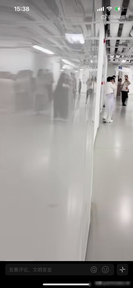 周深被追着跑，私生饭直接换号打爆他电话。
9月29日生日直播，手机响个不停，挂了换号再打，跟催命似的。周深当场撂话：现在都已经不接电话了。号码已经换了，没用，人家有本事搞到新的。
他也没骂人，转头唱了首《Toxic》。
台上唱给千万人听，台下连个安静生日都过不上。粉丝急得跳脚，工作室至今没个硬