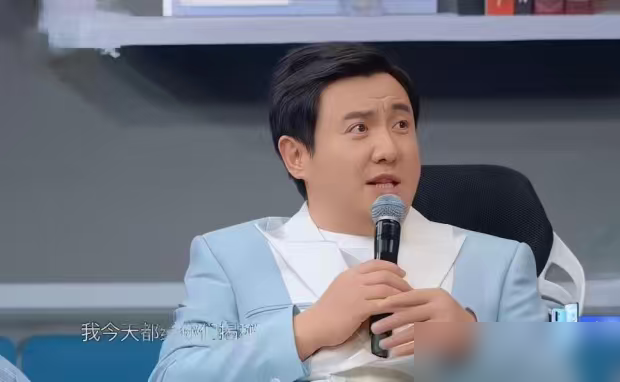 沈腾问李晨，跑男里谁最不好笑，李晨直接把自己、baby、郑恺全卖了。
场面瞬间炸了，沈腾都愣了一秒，这哥们是真敢说。
紧接着沈腾被要求说出三对演艺圈情侣，台上就站着关晓彤，他眼睛都没往那边瞟，随口就是张杰谢娜、邓超孙俪、陈小春应采儿，全是有婚姻背书的，一个雷不踩。
游戏嘛，输了不丢人，说错话才