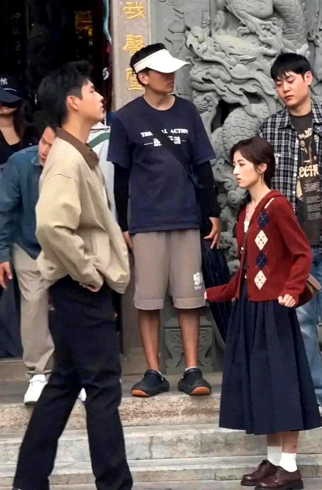 泉州街头几张连滤镜都没加的随手抓拍，直接把新剧期待值拉满。

陈飞宇往那一站，背挺得笔直，连个刻意造型都没做，硬生生扛住了原相机的怼脸拍。

旁边站着留起长发的张子枫，眼神清冷，往那一杵就是个有故事的人。两人在《河清海晏》剧组老老实实扎在片场对戏，同框的火花挡都挡不住。

踏踏实实拿无修生图说话，这