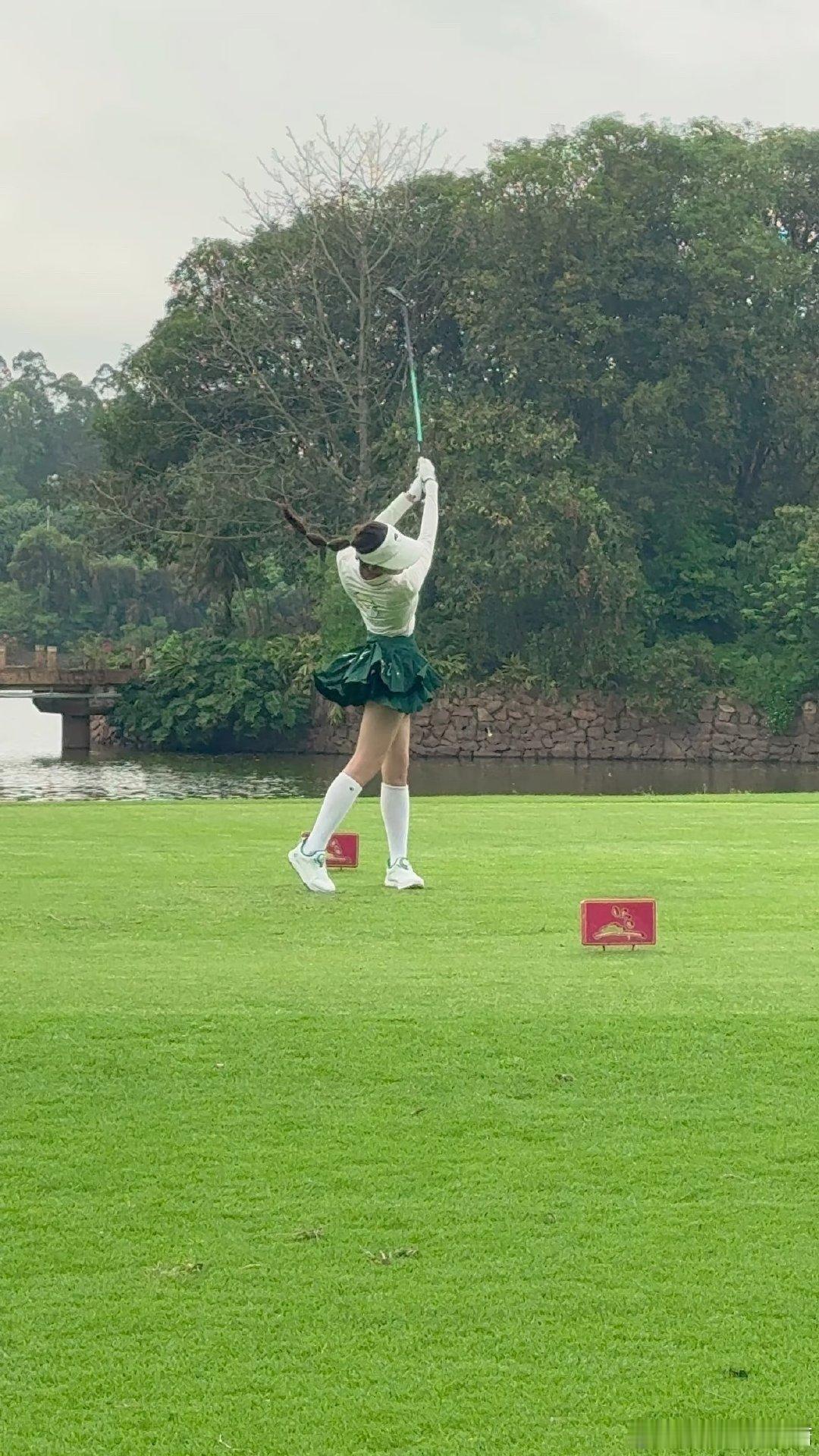 #程潇[超话]#  
程潇这个小乐乐也是沉迷在球场无法自拔了🏌️‍♀️⛳️ ​