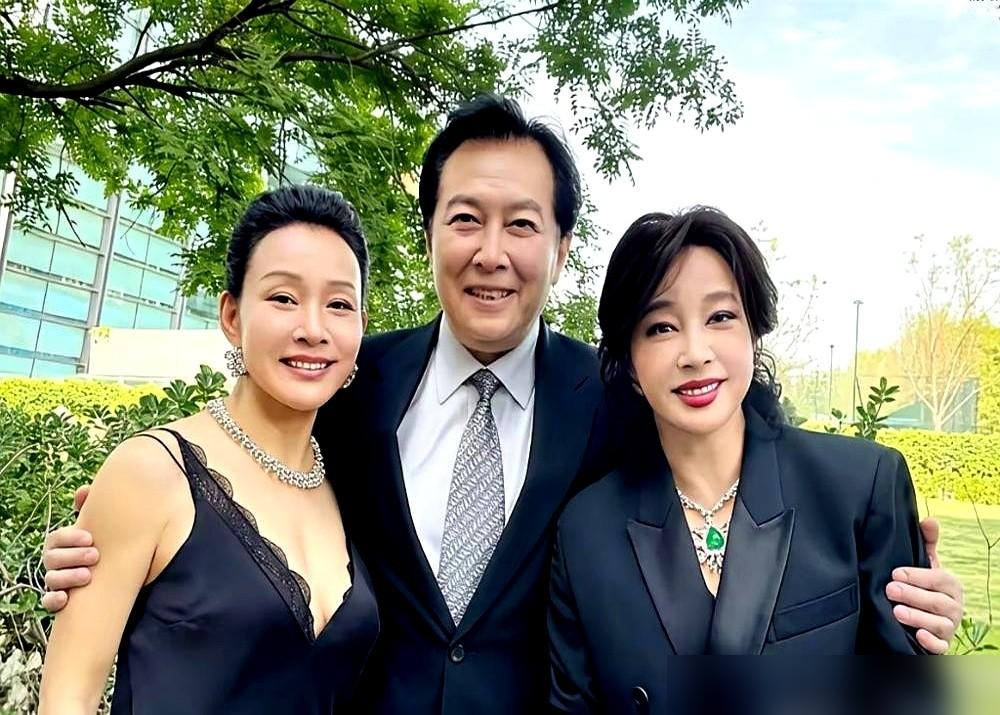 传了40年不和，红毯上唐国强却突然停下，回头等刘晓庆。
这一幕，把几十年的谣言戳破了。
1979年拍《小花》，他27，她24。黄山取景，刘晓庆脚踝受伤，唐国强背着她走。后来几十年，零合作、零同框，外界就传：因戏生情，反目成仇。
唐国强上节目被曾志伟当面追问，答得很直白：没矛盾，就是戏路不同。他