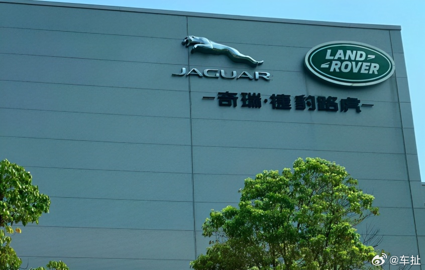 捷豹路虎传出人员调整计划，未来两年预计裁员约4000人，占全球员工规模约一成，本次调整主要面向英国总部管理类岗位，生产一线以及中国区业务暂不受影响。

企业正面临多重经营压力，业绩下滑、美国10%进口关税带来额外成本，叠加去年9月网络攻击造成长时间停产，带来不小的财务损失。本次改革目标为两 ​