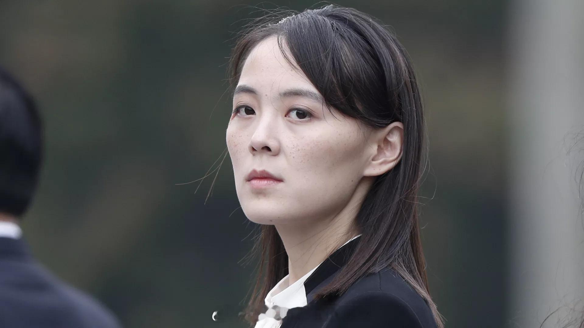 【#金与正回应IAEA促朝无核化# ：拥核国地位不可逆转】#金与正称国际原子能机构传递废话# 据朝中社报道，朝鲜国务委员会委员长金正恩的胞妹、劳动党中央委员会总务部长金与正17日发表谈话，谴责国际原子能机构（IAEA）会议敦促朝鲜实现无核化，声称朝鲜拥核国地位不可逆转。

据韩联社称，日前开幕的国 ​