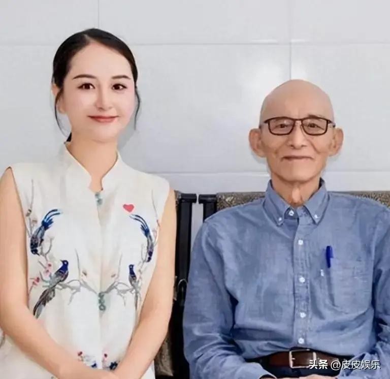 93岁游本昌睡梦中走了，女儿一句“我很舒服”刷屏后，才知她五年把戏剧课送进213所乡村学校，与敬一丹女儿走的竟是同一条路

游思涵在朋友圈写下“老爷子走得非常安详，没有任何疼痛也没有任何遗憾，就是睡过去了，最后一句话是‘我很舒服’”时，全网还沉浸在“鞋儿破帽儿破”的集体追忆里
没有人注意到，这个说话