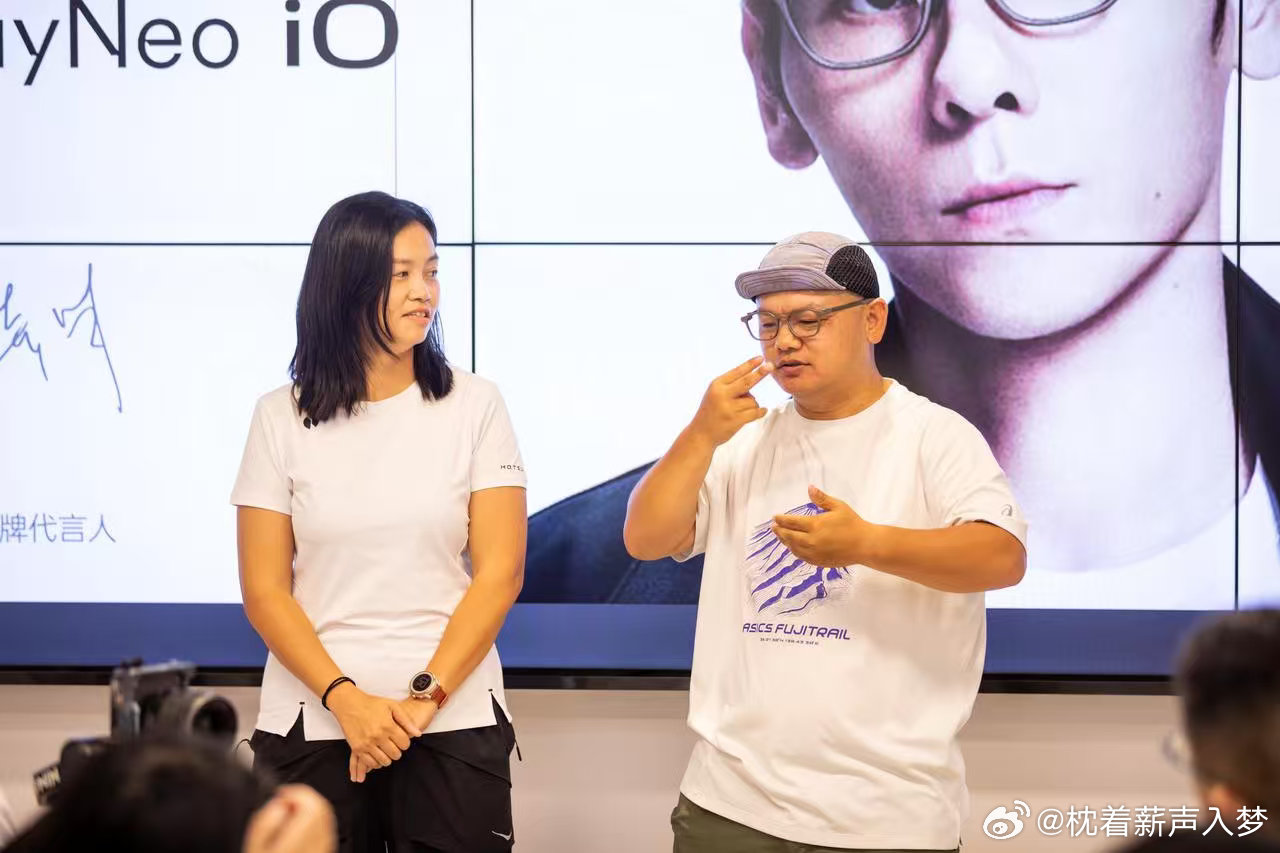 #眼镜戴了和没戴是两回事# 国际聋人节前夕，雷鸟带来好暖心的黑科技。雷鸟iO实时字幕投在镜片，听障朋友可以直接读取对话，不用第三方翻译，自在沟通，科技的浪漫莫过于此。#AI眼镜给听障人士开了一扇窗# ​