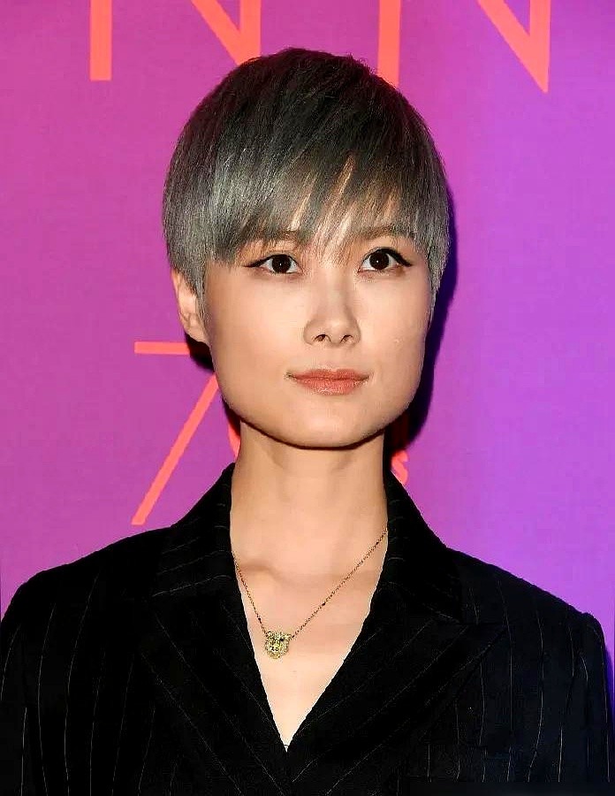 大湾区节目台下，薛凯琪突然问李宇春：“你有超过20年的闺蜜吗？”

李宇春回得极干脆：“有啊，毕竟我也不年轻了。”

薛凯琪愣了一秒，接了一句：“活着活着就有了。”

就这么几句话，直接把现场说静了。

李宇春平时不混圈子不攒饭局，手机里能凌晨三点打电话的，一只手数得过来。薛凯琪看着大大咧咧，其实边
