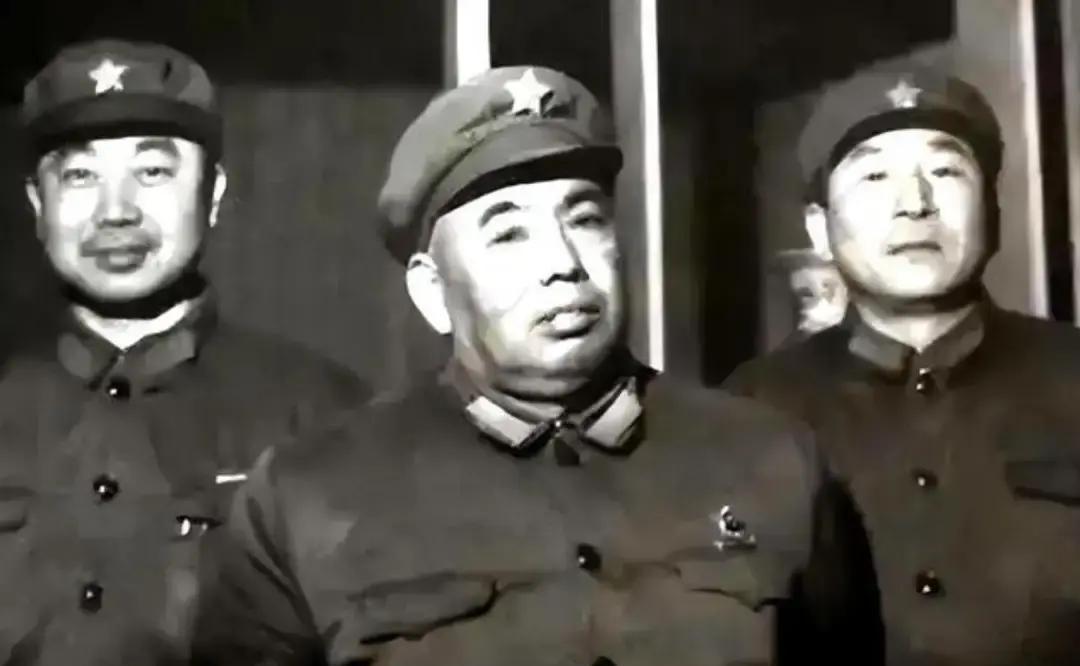1967年秋，秘书急匆匆跑回来，向南京军区司令许世友上将汇报：“首长，南京不少人来电话，问：‘您是不是要当（升）总长了？’”小道消息传遍南京，却只有许司令蒙在鼓里，他却笑着讲：“让我当总长，我宁肯跳长江！”

话音落地的时候，他指节轻轻叩了叩办公桌边缘——那桌面玻璃下压着的，是他当年在大别山打游击时