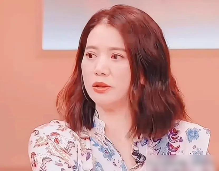 袁咏仪在访谈里说，有段时间她跟所有女演员都谈不来，怎么想都想不通。自己性格那么爷们，最后得出的结论是——可能我太美了。

说完她自己先笑了。
但她是认真的。现在每次进组，她都会先观察一圈，看谁跟自己是一路人，再决定要不要凑过去。她管这叫“神进冰”，大意就是大大咧咧、不端着、不用天天补妆那种。