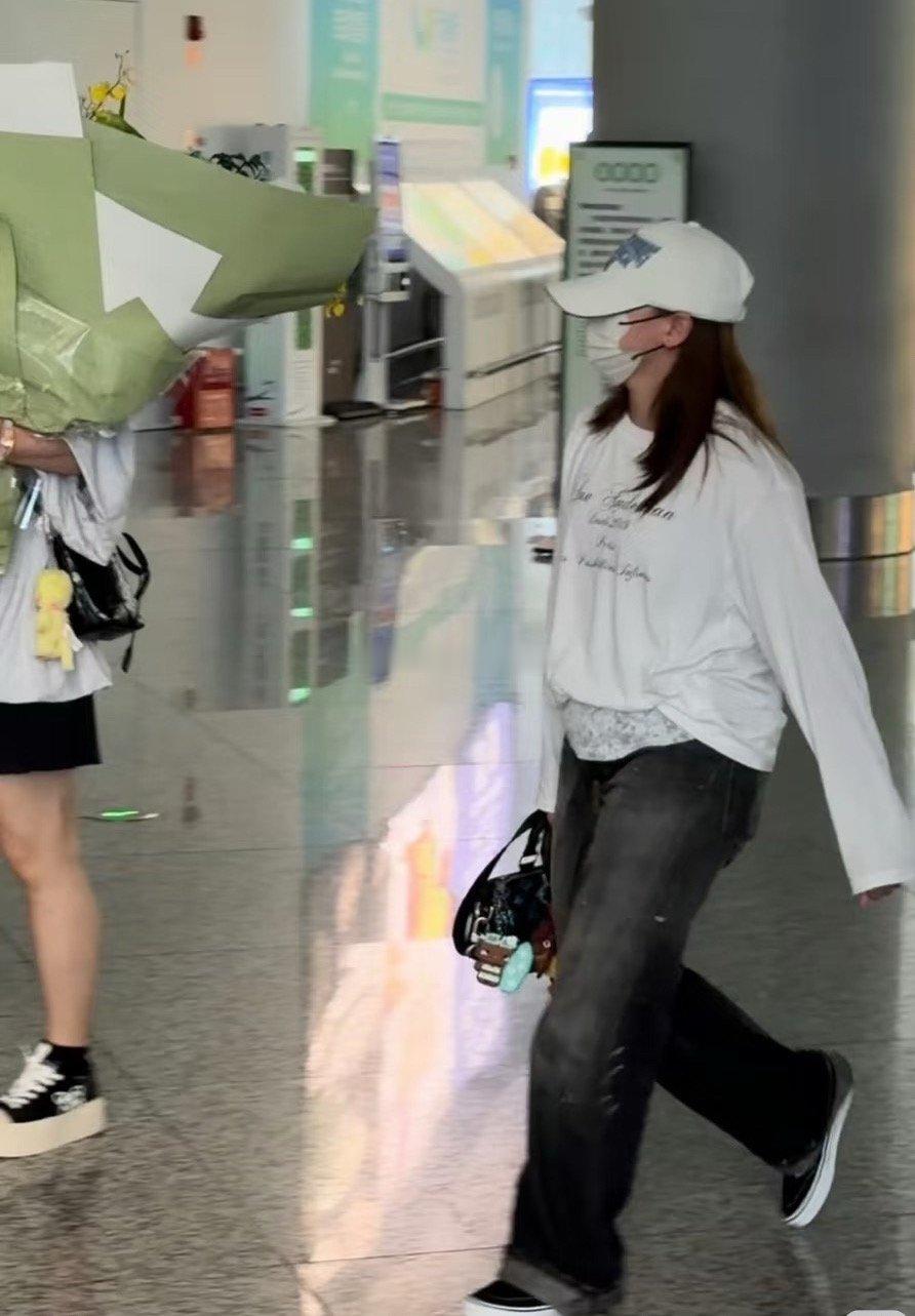 杭州偶遇全红婵 近日，奥运跳水冠军全红婵现身杭州，这组机场路人抓拍照片...