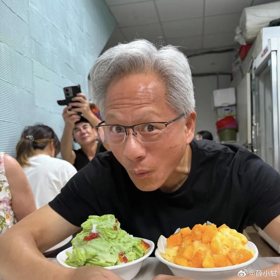 #黄仁勋谈智力变成商品#
黄仁勋给你煲的“能力升维鸡汤”，喝着是不是还挺香？
喝完就忘了吧，没什么营养。

他说智力马上按Token卖，聪明已经不值一毛钱，未来最值钱的是品味、共情、复杂决策。
这话放在他身上一点毛病没有，问题是99%的打工人，这辈子连能让这些能力变现的门坎都摸不到。

你不是缺 ​