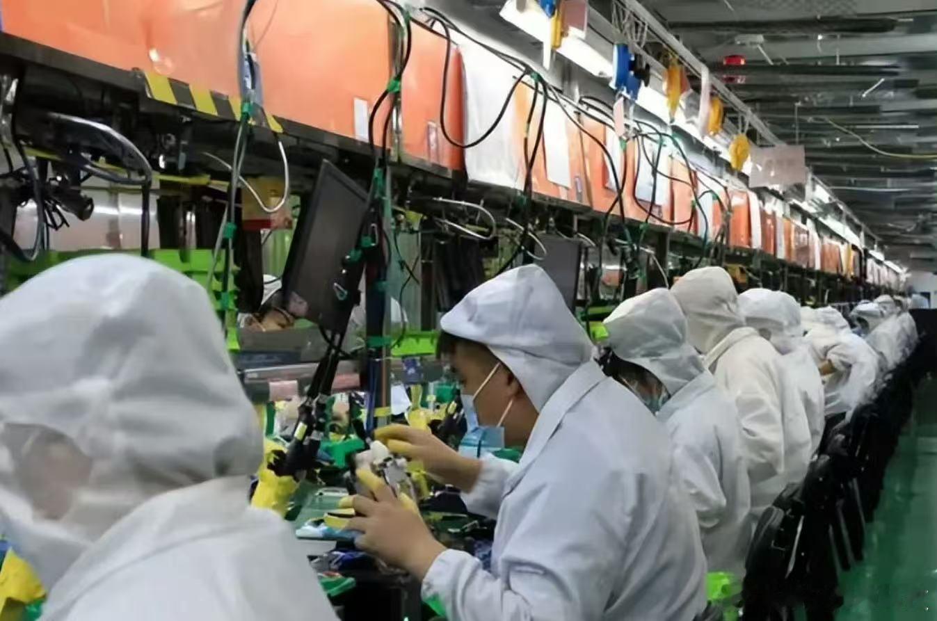 #富士康紧急扩招新人入职就奖8800元##富士康为iPhone18Pro大力招工# 据科技媒体macobserver报道，苹果秋季新品发布临近，富士康正在扩大郑州工厂招聘规模，以提升新一代iPhone产能。据悉，此次招聘主要涉及零部件测试、最终组装以及质量检验等环节。

消息称，为吸引更多员工加入，富士康向新入职员工 ​