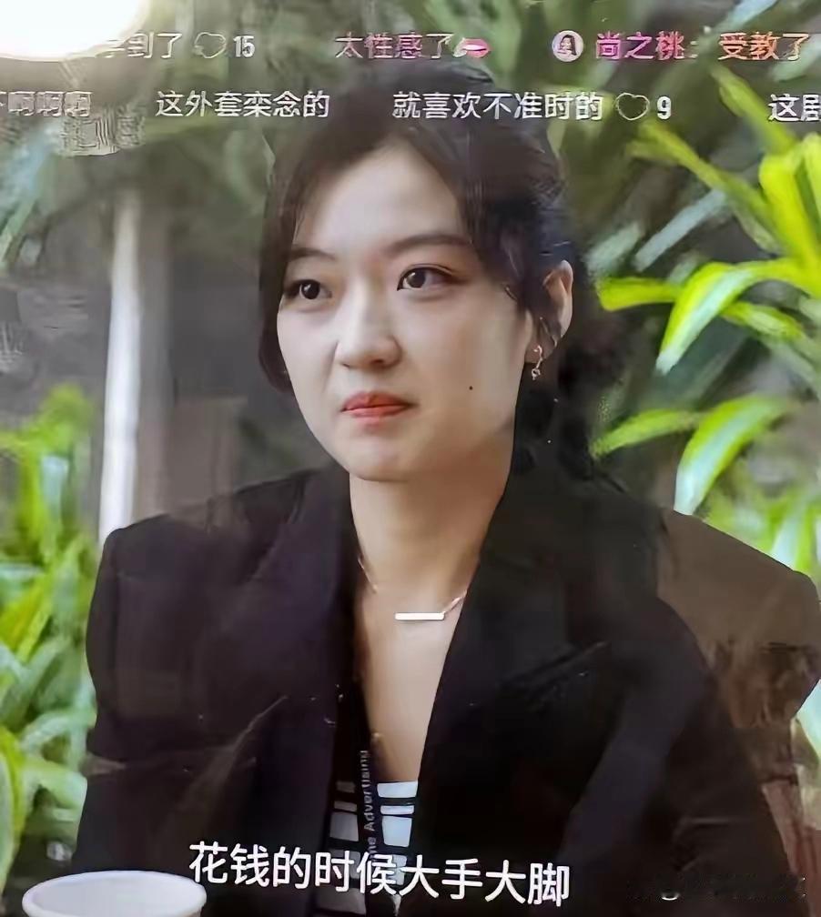 孙千有一个很明显的缺点我估计她都没意识到
不过我觉得导演应该意识到了，那就是她不合适绑头发！
孙千的五官脸型都挺一般的，但是胜在有辦识度，身材好，气质好，造型合适的话，也算是大美人。
但是她就是有一个很明显的缺点，只要她绑起头发，就感觉她的脸很大，特别的普通。
孙干就合适披头散发，加 ​