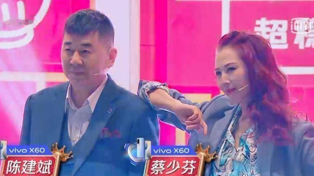 皇后被废那场戏，蔡少芬全程用粤语嚎的，陈建斌一句没听懂。
拍完她哭得撕心裂肺，陈建斌愣在原地，转头问导演：她说完了吗？导演也懵，得问场记。
场记点头，导演才敢喊卡。
这还不是最绝的。
蔡少芬平时坚持说普通话，结果陈建斌说她那港普比粤语还难懂。
对戏全靠盯嘴型，看口型闭上了，就赶紧接词。
你在这头为皇