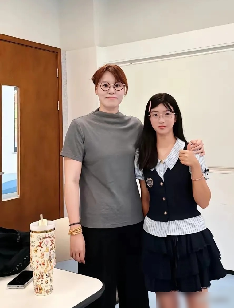 傅园慧去浙大当老师，一年了
没崩，没炒作，也没人逼她回报家庭。
她爸当年说，送她学游泳，是为了治哮喘，对，冠军是顺带的。
别人家孩子拿金牌，爹妈讲奉献、讲牺牲、讲光宗耀祖。傅春昇只讲一句：我们傅园慧真的是天才。当着外人也这么讲，只夸不贬。
全家搬去训练基地旁边住，老爸早上做营养餐，晚上艾灸、