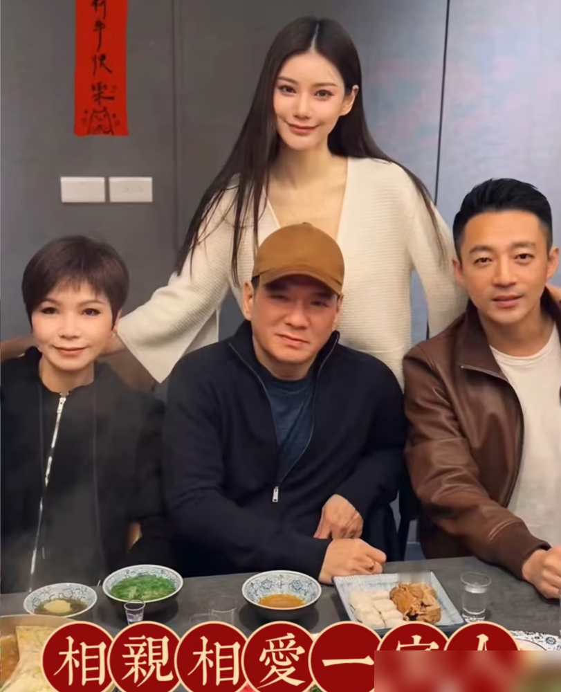 汪峰抠演唱会细节，把主办方抠亏了！
外界骂了他二十年，说他是摇滚叛徒，满脑子就想赚钱，总想上头条。
他对舞台细节抠到死，半句闲话不接，早年还辩解，后来直接不跟网络争议掰扯。主办方亏了钱，可李健、王小帅这帮圈内人，全认他的专业态度。
他早把话撂这了：摇滚歌手凭什么不能富？商业和艺术从来不对立，作