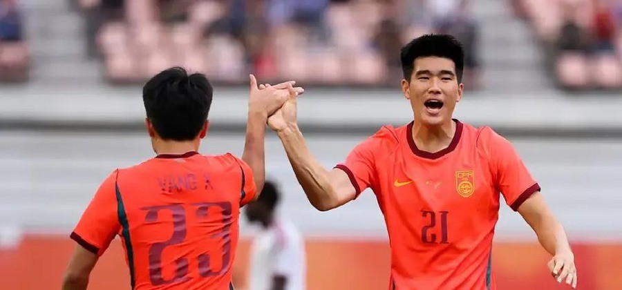 U23国足3比0碾压泰国闯进亚运四强！等了28年，上次进四强还是1998年，半决赛9月30日硬刚韩国，能不能打破亚运逢韩全输的魔咒？
上半场补时阶段，毛伟杰突破赢得任意球，吴曦主罚斜传，小禁区无人盯防的彭啸扫射被门将挡出，球打在桑东身上反弹入网。这个带着运气色彩的乌龙，恰恰是安东尼奥主动求变后的必然