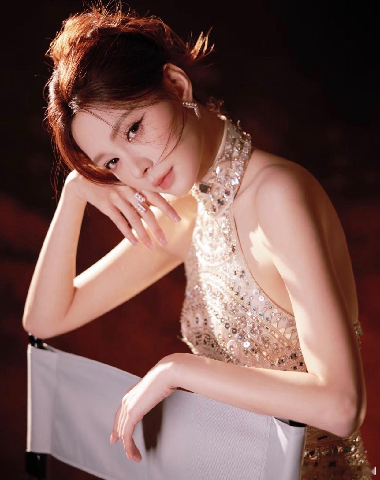1. 沈梦辰现在在芒果台的位置越来越稳，台里重点项目的主持资源基本都会优先给到她。

2. 摔跤超模和金土豆属于利益捆绑型夫妻，私下生活各自独立，感情平淡，只有在镜头前才会刻意秀恩爱。

3. 范丞丞近期活动亮相，一头黄发加上两颊凹陷消瘦，网传是靠打针来快速减重。

4. 宋佳如果能拿下飞天奖，就 ​