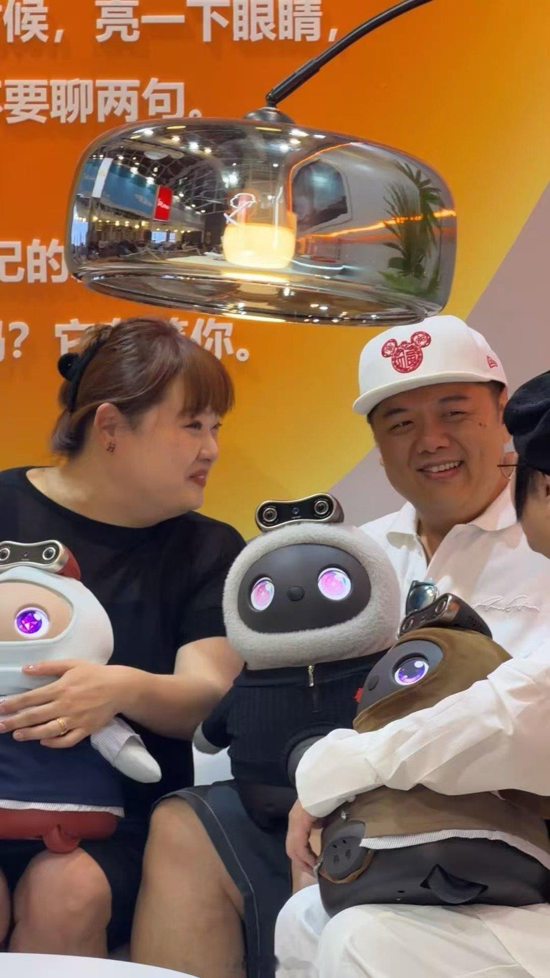 #看到这阵容以为星爷又开机了#没想到石榴姐、林子聪还有陈嘉佳，跑到香港秋电展看AI机器人！港星紧跟科技潮流，逛展研究智能设备，这跨界同框真的太惊喜#林子聪要把苑琼丹和陈嘉佳挤扁了# ​