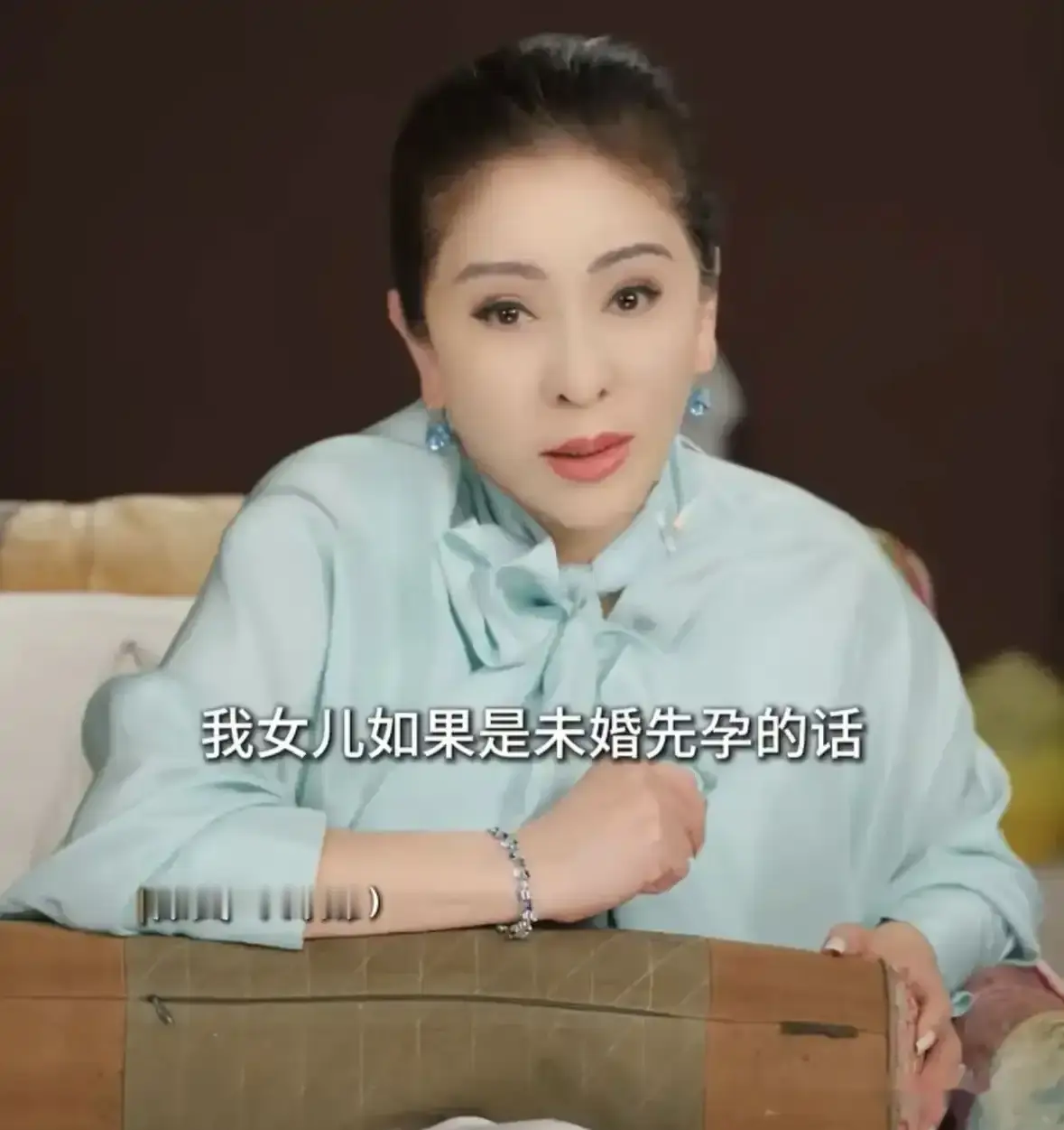 向太这番话，确实够狠，但也确实透着股子“人间清醒”的凉意。

她说要是女儿未婚先孕，非得打断腿不可。这话听着极端，可细琢磨，里头藏着的是女人最底层的自尊。

她年轻时怀了向华强的孩子，愣是瞒着对方偷偷打掉。这操作，换现在的小年轻看，怕是觉得不可思议，甚至冷血。

可向太那逻辑其实很直白：结婚这事儿，
