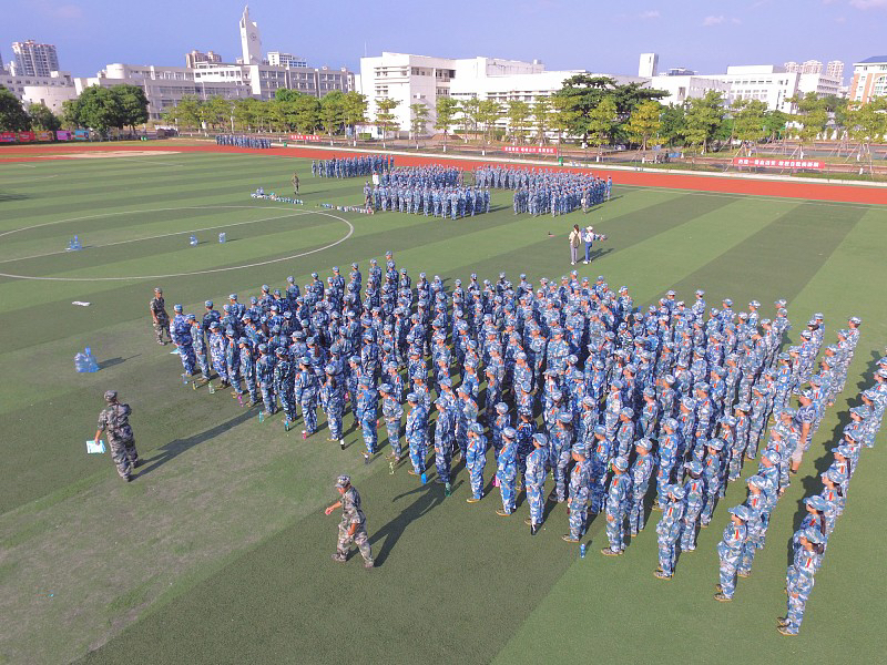 海南外国语职业学院一男生军训时谎称上厕所，擅自离校旅游，院校：未处分辅导员和教官，该生已退学并道歉，辅导员曾劝他：三思而后行！