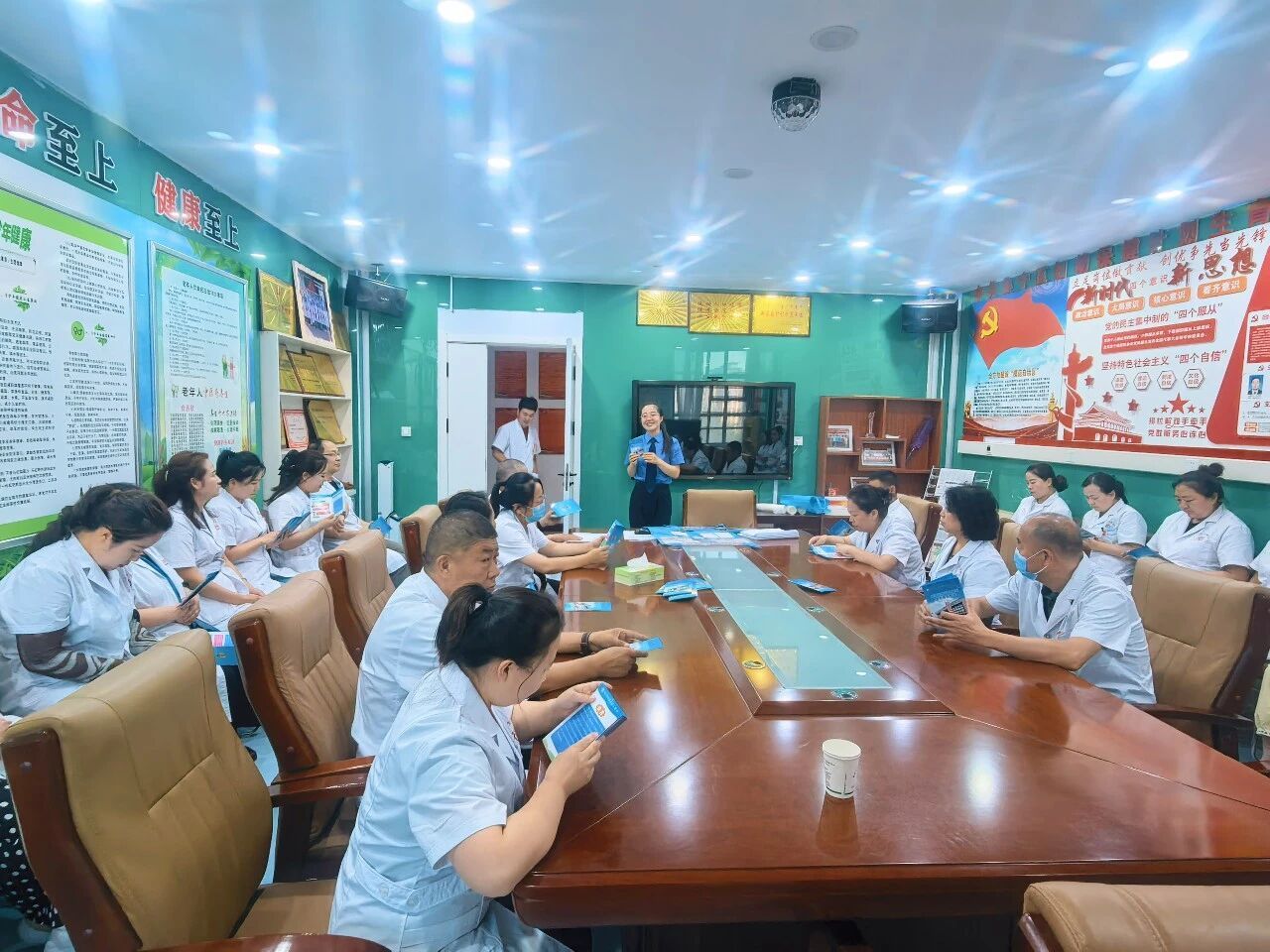 【检护蒙芽·晨曦未检丨强化强制报告宣讲 筑牢医检护未防线】
今年以来，集宁区检察院深入落实自治区检察院“检护蒙芽”品牌部署，以“集检护苗”专项行动为抓手，紧盯强制报告制度落实专项任务，靶向施策、有序推进。为进一步夯实医疗卫生领域未成年人保护防线，切实把侵害未成年人案件强制报告制度落 ​
