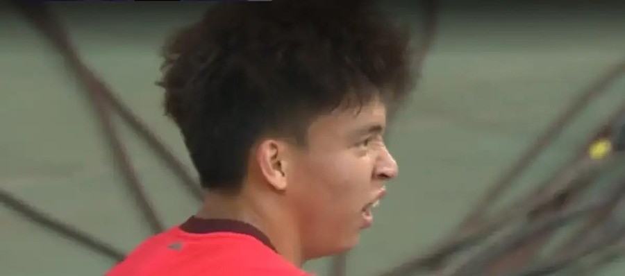 中国男足点球干掉乌兹别克拿铜牌了！李昊扑出俩点球，王钰栋一脚世界波，等了28年终于又站上亚运领奖台
乌兹别克斯坦门将把李昊记录罚点习惯的水瓶扔向看台，想打乱他的判断。可李昊仍四次判断对方向、两次扑出点球，赛后穿上伤退队友李镇全球衣合影。点球大战从来不是玄学，安东尼奥说球队每天训练都会练点球，李昊反问