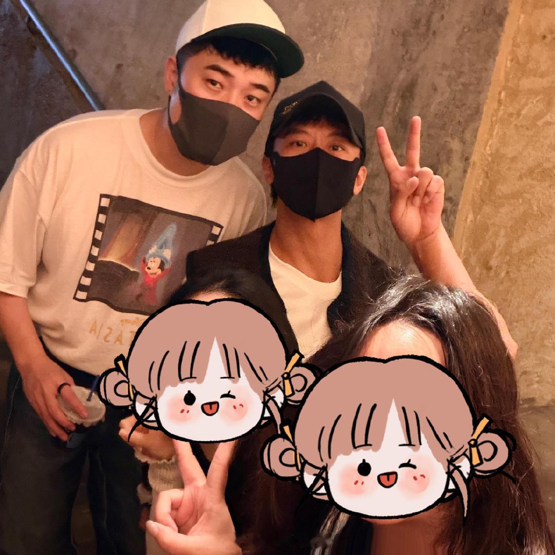 #偶遇邓超陈赫买咖啡#戴着口罩还能被一眼认出，说明这俩人的国民度真不是盖的。不过话说回来，陈赫那个体型和邓超那个站姿，确实太有辨识度了。 ​