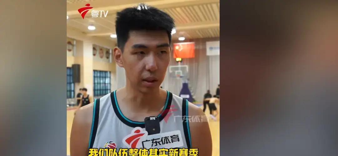 上赛季还能轰出场均11分8个篮板的内线高塔，换了个赛季居然连主力轮换都快站不住了。
广东队打算在11月份提前把徐昕召回，这事大概率已经板上钉钉，因为他在广州队的处境确实尴尬到了极点。
场均出场时间直接腰斩到13分钟，交出来的数据更是惨淡，3.3分、1.8个篮板，连罚球命中率都掉到了可怜的50%。