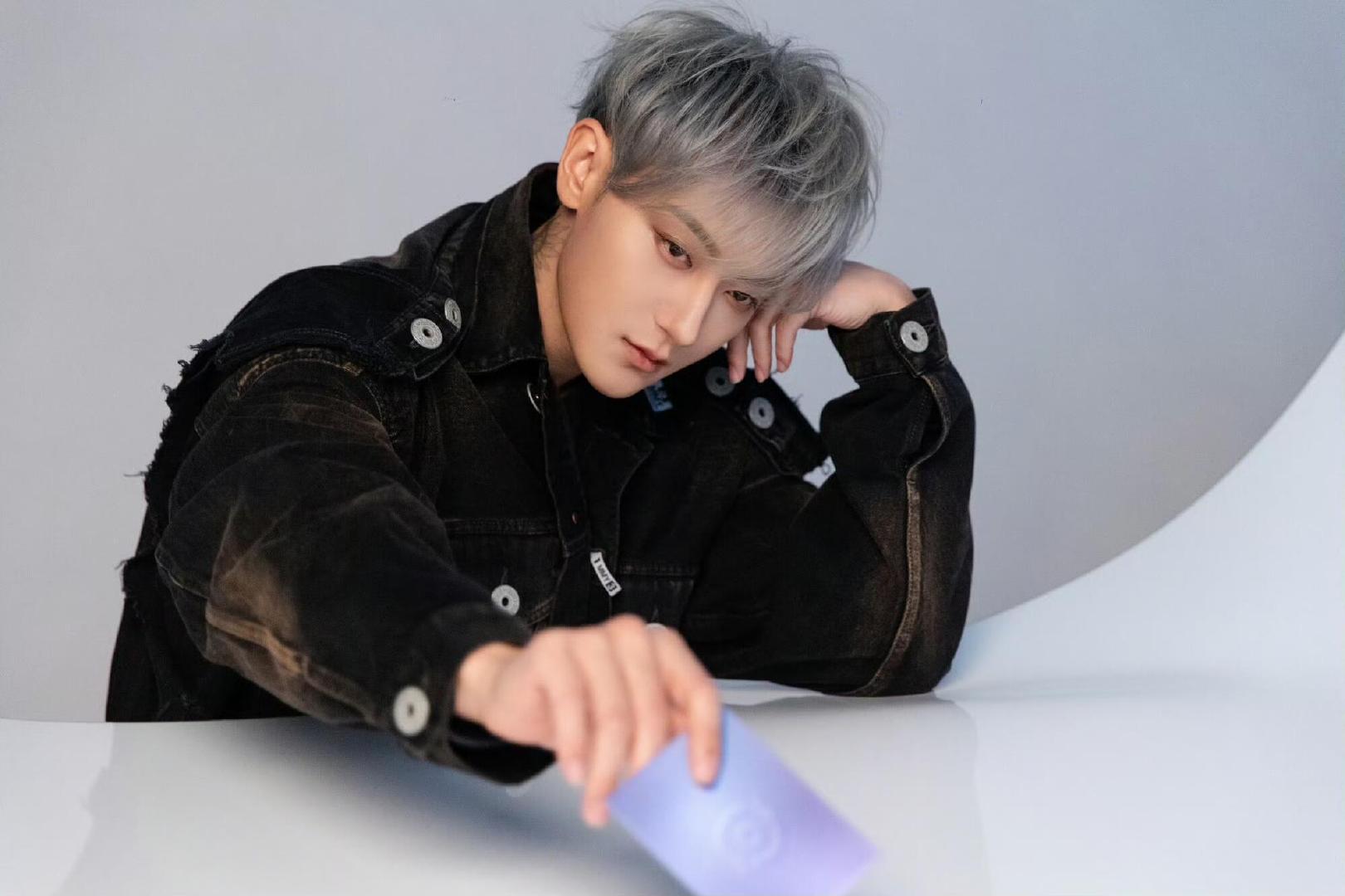 #黄子韬关灯只能看到牙#一边是深情满满的生日告白，一边是关灯之后只剩牙齿的搞笑画面，黄子韬浪漫喜剧人实锤 ​