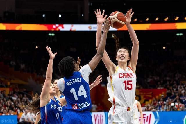 女篮世界杯四强出炉！中国女篮遗憾出局，东道主爆冷创造历史
北京时间9月11日，女篮世界杯1/4决赛落下帷幕，美国女篮、法国女篮、西班牙女篮和德国女篮杀入四强，而中国女篮则遗憾出局，东道主德国女篮成为唯一一支小组第二的球队晋级到四强，同时这也是她们世界杯历史上最佳战绩。
东道主德国女篮则是 ​