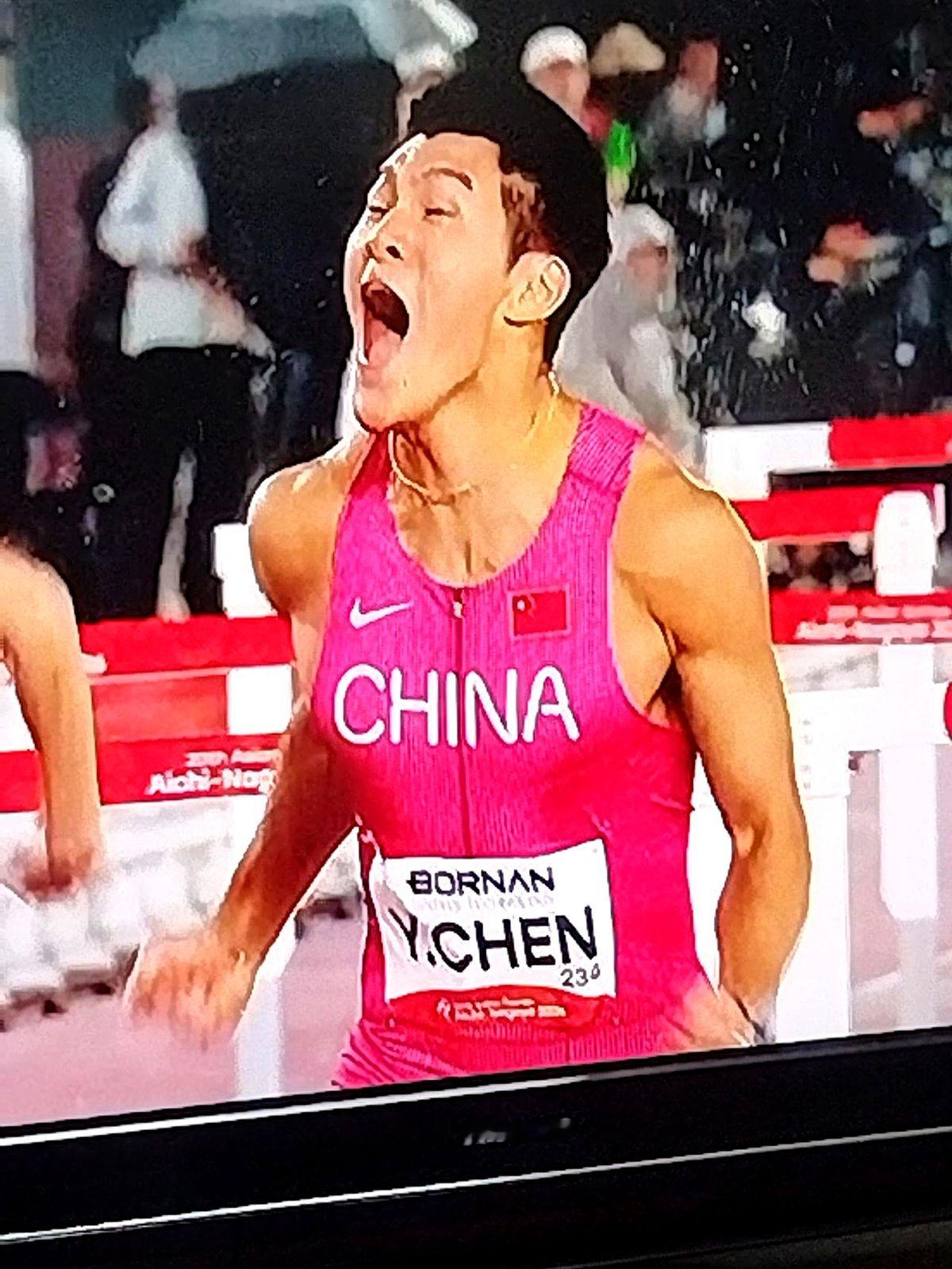 13秒15！起跑，腾空，冲线！中国小将陈圆将硬生生把日本名将甩在身后。

今晚的亚运田径赛场彻底沸腾。男子110米栏决赛，陈圆将一路狂飙，死死压住旁边的村竹拉希德，第一个撞线拿下金牌。

另一边女子100米栏同样咬得死紧。面对日本选手前后夹击，吴艳妮顶住压力拼下一块铜牌。一晚两赛，男女跨栏双双站上领