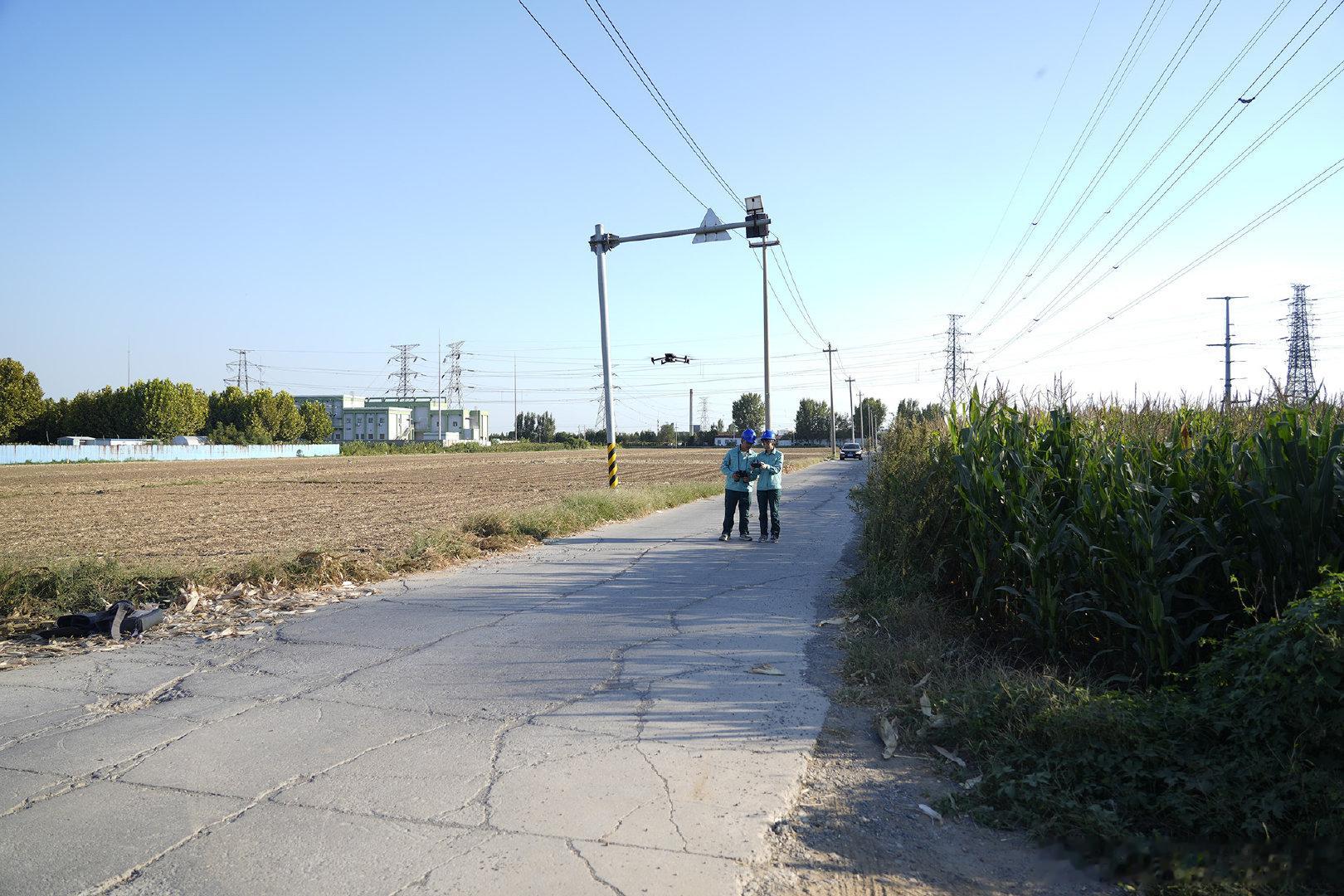 【空中巡视消缺 保障供电稳定】9月27日，工作人员对110千伏李康线开展无人机精细化巡检，排查各类设备隐患缺陷和外力破坏风险，确保电网安全稳定运行。 ​