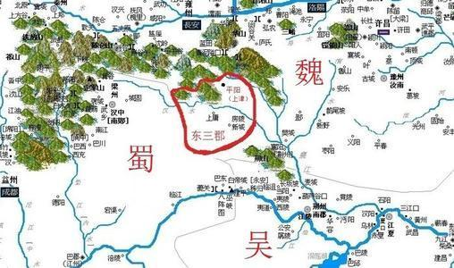 《三国演义》里有一句话传得很广：“孟达深受曹丕喜爱，统领新城十万之众。”十万这个数字，放到三国任何一方都是举足轻重的力量。连曹操打赤壁时号称八十万，实际上也才十几万。孟达要是真有十万，三国就改成四国了。
但上庸只有一万四千多户人家。全城百姓都拉去当兵，也凑不出十万。史书里的记载很明确，孟达根本没有那