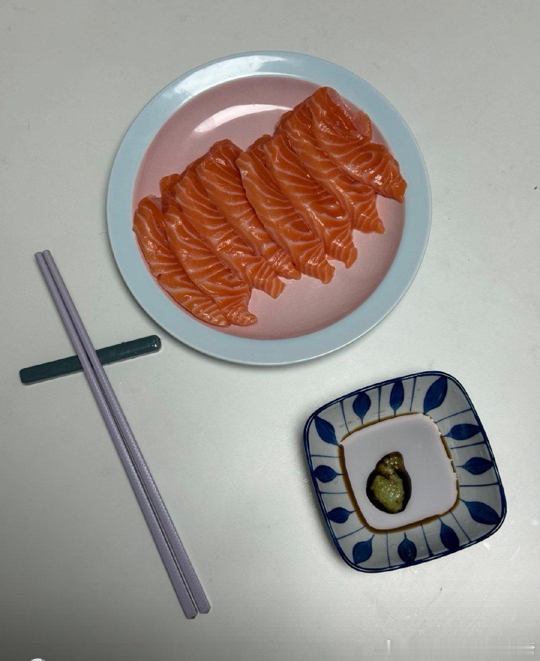 朋友送来了库克山三文鱼，吃出了浓郁的栗子味儿，好吃的有点不像话了！ ​