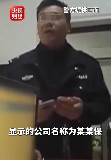 湖北荆州谭女士在外就餐时，随手连上了早餐店的公共免费WiFi。谁知刚联网，手机就弹出喜庆的现金红包弹窗，她以为是商家福利就点了。结果她的手机接连弹出三条银行扣款提醒，扣款方是一家不认识的公司。报警后，警方查出的真相让人后背发凉。

850块钱，三笔扣款，全程连一条短信验证码都没收到。民警一查，扣款方