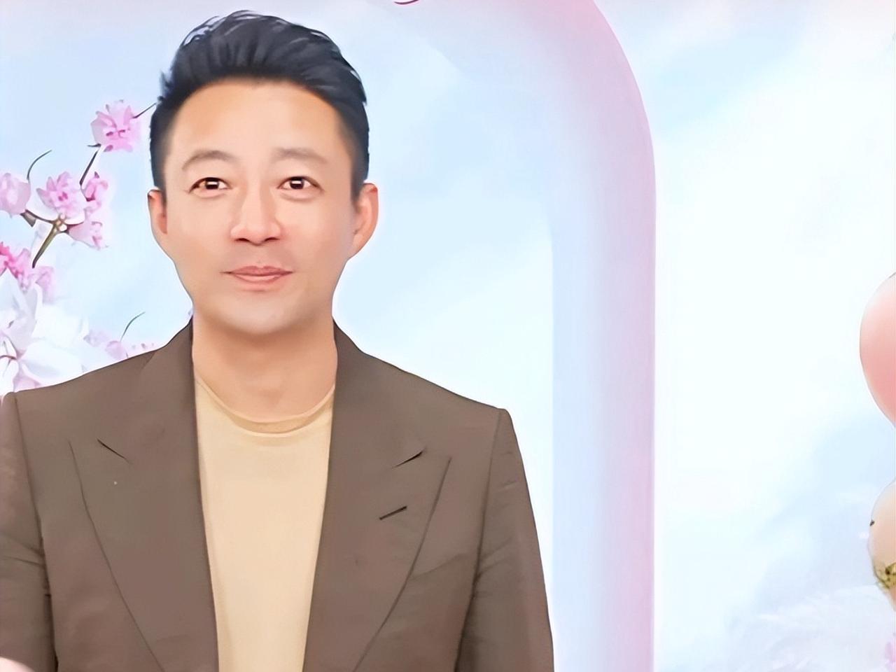 汪小菲的面相真的变了，变得越来越让人，望而却步了。这话是最近网友刷到他近照后的感慨。镜头里那个当年意气风发的京城少东，如今脸颊凹陷、眼周浮肿，整个人透着一股说不出的疲惫。有人看完直摇头，说这面相一看就不好惹。

把时间往回拨十几年，汪小菲可不是这个样子。那时候他是俏江南的少东家，母亲张兰在商界风生水