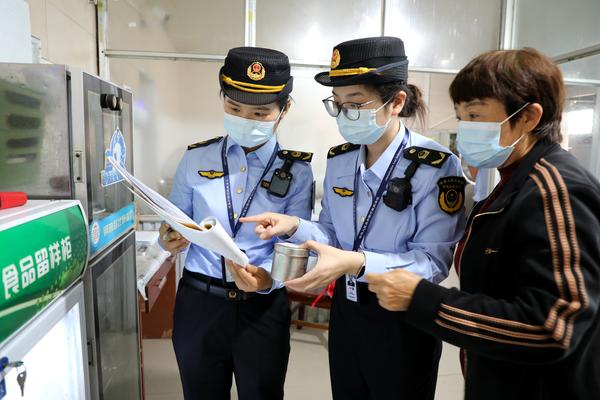 中央政法委出手。食品安全动真格了
食品产业安全 事关肉制品校园食品 中央政法委发文 
中央政法委出手了。
食品安全动真格。
肉制品校园食品。
全链条严打。
近日，中央政法委印发意见，依法从严查处危害食品安全违法犯罪。
10月12日，中央政法委有关负责同志进行解读。
聚焦肉制品、校园食品、保健