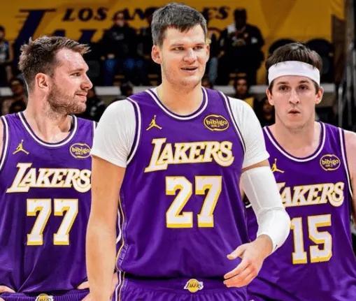 湖媒Lakers Lead发问，在卢卡-东契奇、奥斯汀-里夫斯和沃克-凯斯勒已占三个首发席位的情况下，JJ-雷迪克手里还剩下两个位置没定，这俩坑到底该填谁？这问题问得挺刁钻，毕竟湖人这阵容深度看着热闹，真要挑两个能稳住局面的首发，还得看教练怎么权衡攻守平衡。球迷现在最关心的就是雷迪克的最终抉择， ​