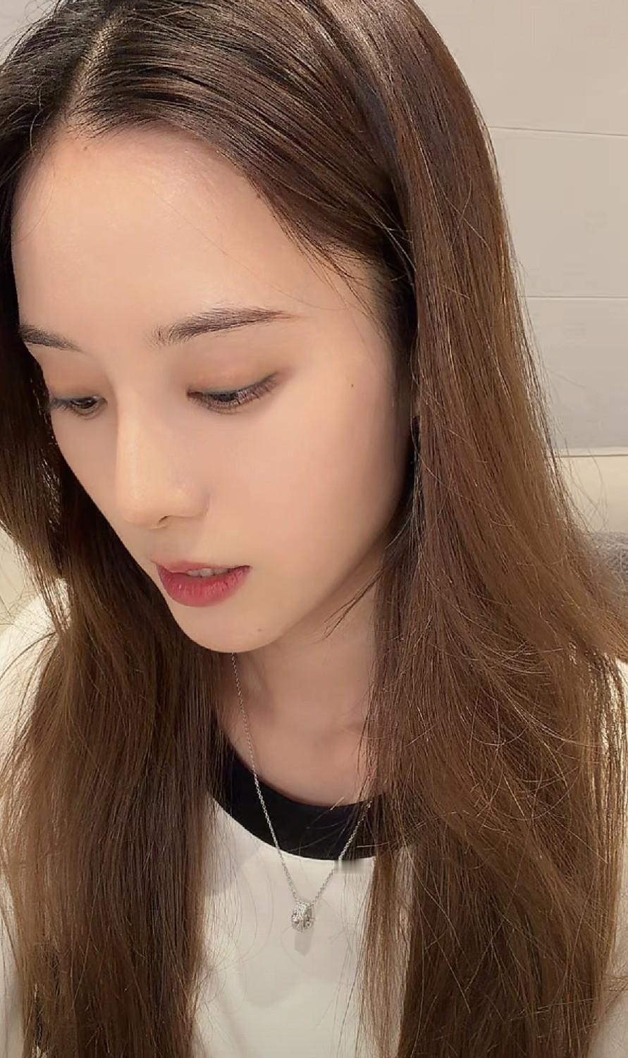 瞒了两年多的生子传闻，徐艺洋这次终于摊开在镜头前，一句“孩子是自己剖腹产生下来的”，彻底让那些离谱谣言闭了嘴。
直播里她没有打太极，正面确认孩子两岁多了，家里就这一个宝宝。
刀口挨在自己身上，怀孕吃过的苦、术后挨过的疼，当妈的都心知肚明。面对满屏的指指点点和外界各种离奇猜测，她硬是咬牙扛了两年多