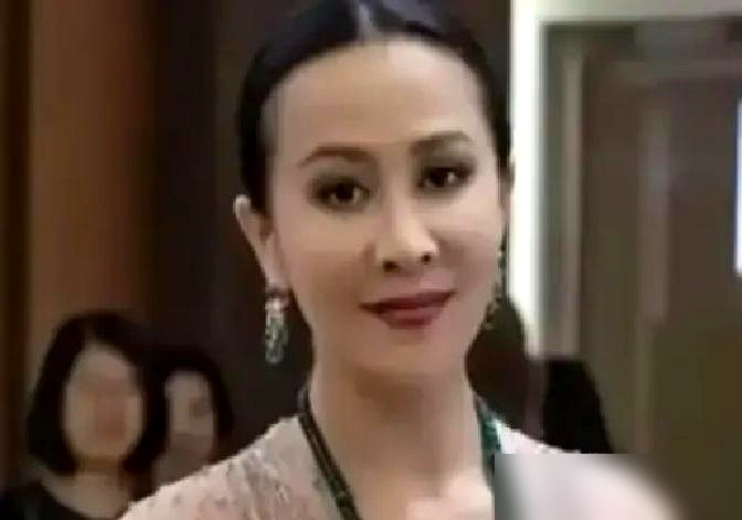 饭局上，刘嘉玲把蛋黄挑出来扔一边，刘晓庆筷子一伸，直接夹进嘴里吃了。
一桌人都愣了，何赛飞、宁静全没说话。刘嘉玲也愣住了，眼神复杂。
刘晓庆吃完，只淡淡一句：挨过饿的人，见不得粮食被糟蹋。
后来才有人翻出来，她当年在文工团，攒了三个月鸡蛋票换了20个鸡蛋，路上摔了，蛋黄沾满泥，她一颗颗捡起来，